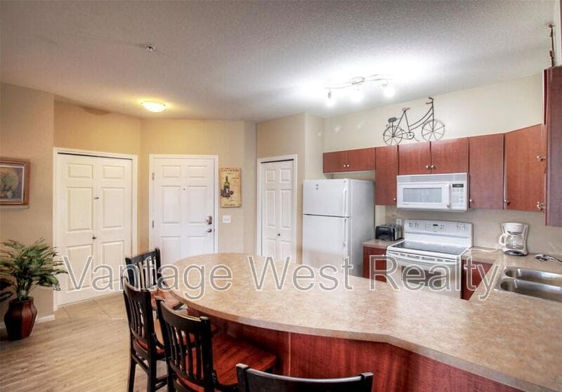 1875-1875 Country Club Dr in Kelowna, BC - Building Photo