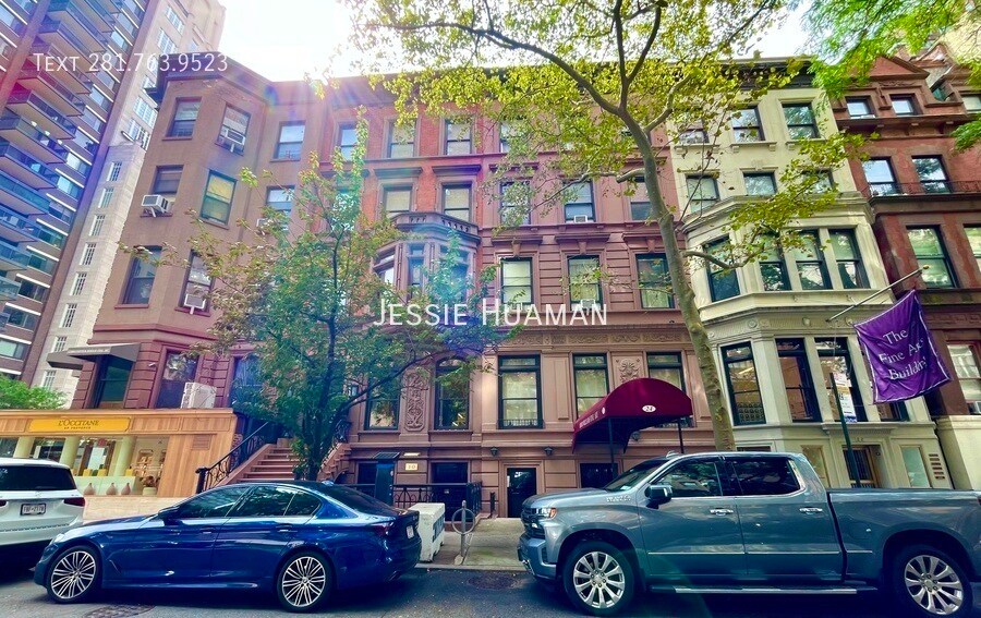 24 E 80th St in New York, NY - Building Photo