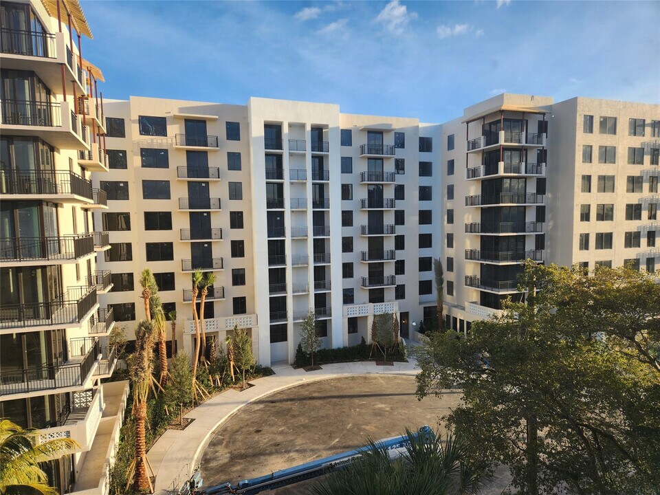 17890 W Dixie Hwy in North Miami Beach, FL - Building Photo