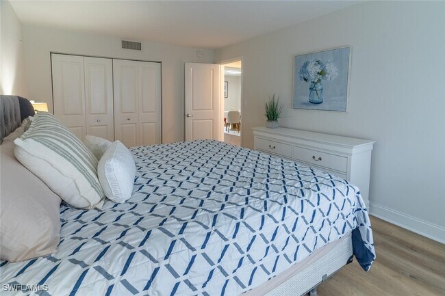 96 Glades Blvd in Naples, FL - Building Photo - Building Photo