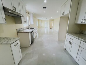 805 Mount Vernon Ave in Bakersfield, CA - Foto de edificio - Building Photo