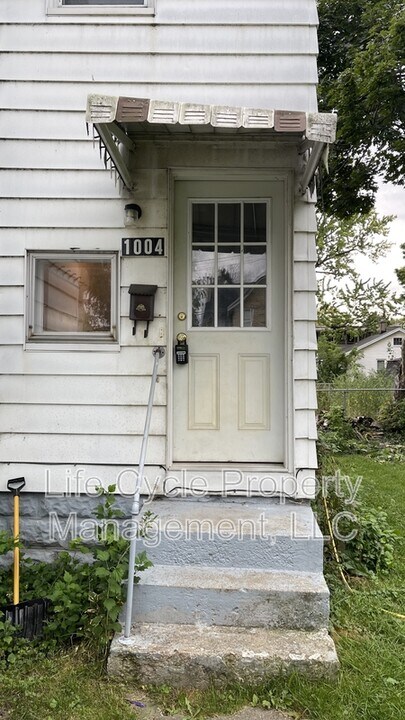 1004 Chatham St NW in Grand Rapids, MI - Building Photo