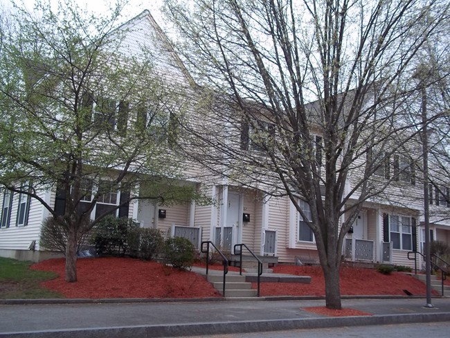 149 Cedar St in Manchester, NH - Foto de edificio - Building Photo