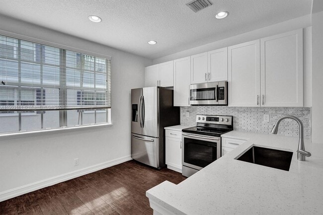 446 NE 2nd Ave in Fort Lauderdale, FL - Building Photo - Building Photo