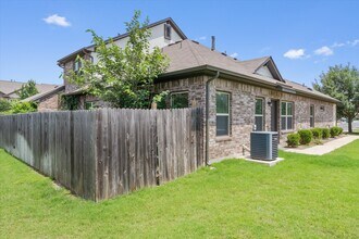 2304 S Lakeline Blvd, Unit #461 in Cedar Park, TX - Foto de edificio - Building Photo