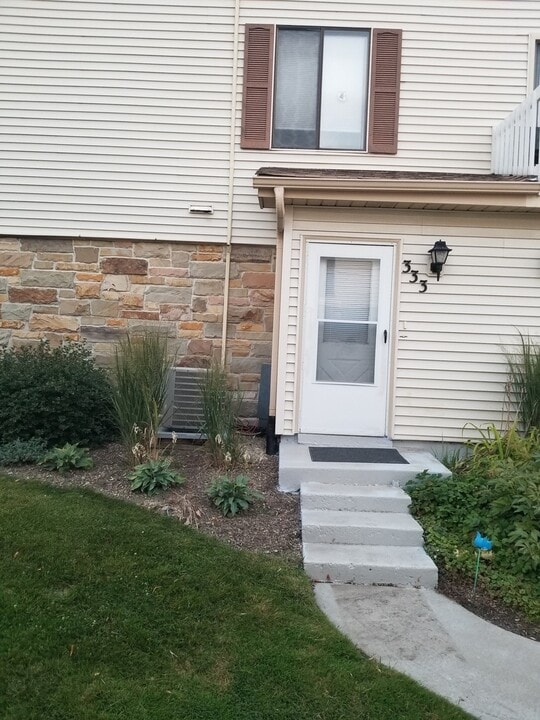 333 Jefferson Ct in Vernon Hills, IL - Building Photo
