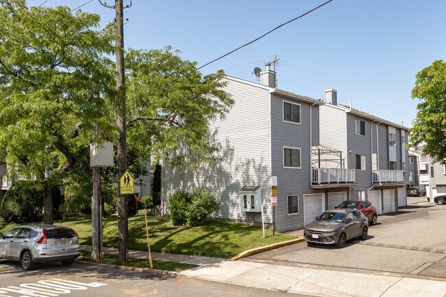24 Farragut Ave in Staten Island, NY - Foto de edificio - Building Photo