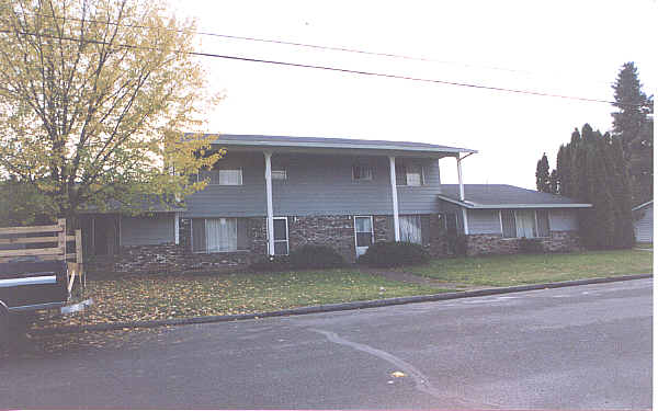 1632 SE Walnut St in Hillsboro, OR - Building Photo