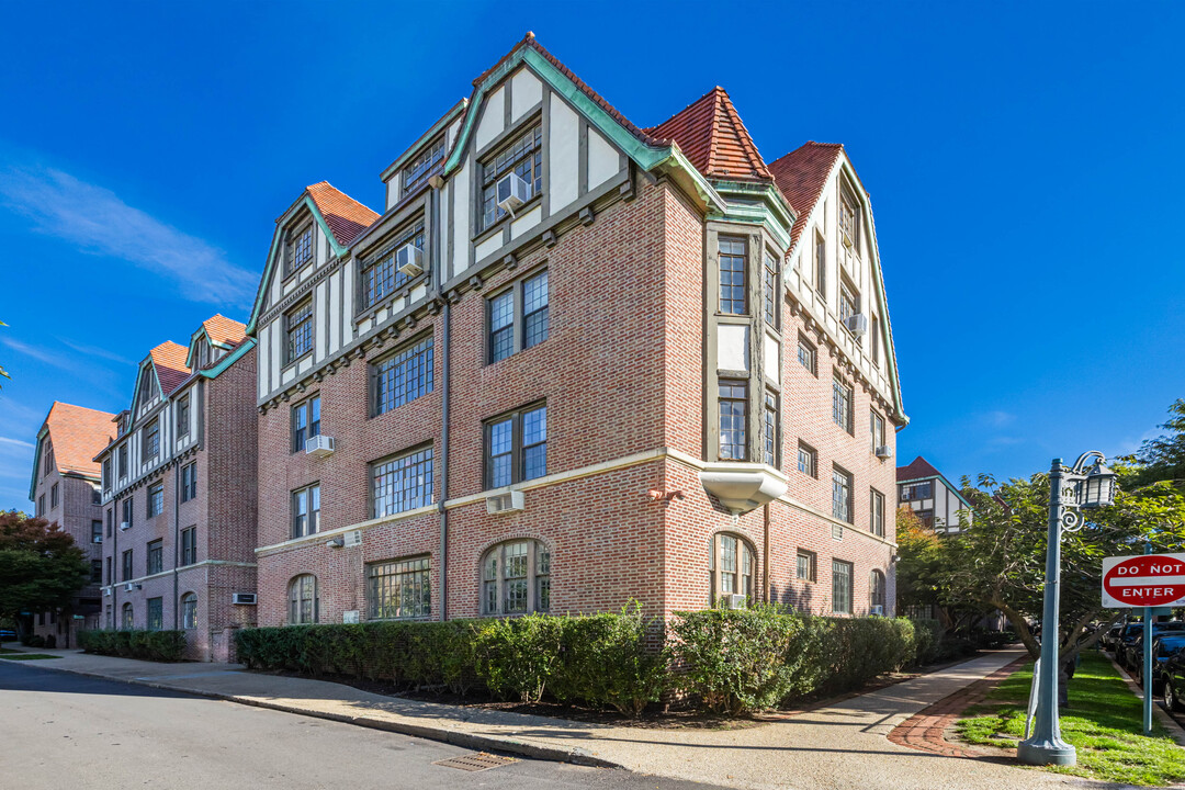 Tennis View Apartments in Forest Hills, NY - Building Photo