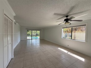 303 Lakeview Dr in Weston, FL - Foto de edificio - Building Photo