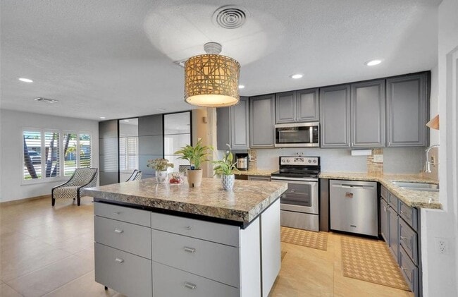 1736 NW 38th St in Oakland Park, FL - Building Photo - Building Photo