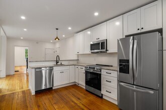 26 Cabot St in Portsmouth, NH - Building Photo - Building Photo