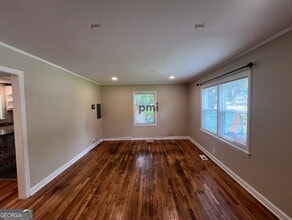 2114 Fellowship Rd in Tucker, GA - Foto de edificio - Building Photo