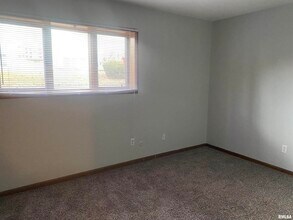 3240 Parkwild Dr in Bettendorf, IA - Building Photo - Building Photo