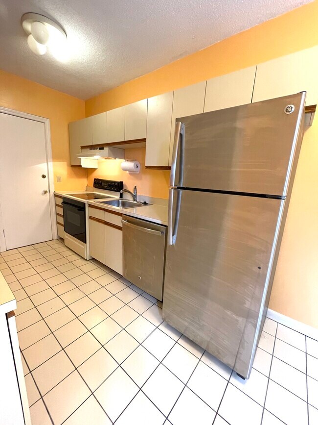 137 Englewood Ave, Unit 22 in Boston, MA - Foto de edificio - Building Photo