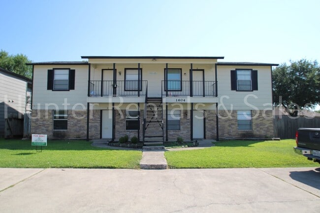 1604 Cedarhill Dr