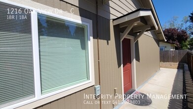 1216 Oak View Dr in Grants Pass, OR - Building Photo - Building Photo