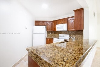 9441 Fontainebleau Blvd in Miami, FL - Building Photo - Building Photo