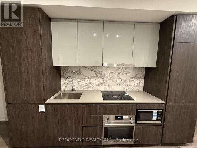 8 Interchange Wy in Vaughan, ON - Building Photo - Building Photo