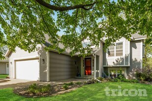 2110 Helmo Ave N in St. Paul, MN - Building Photo