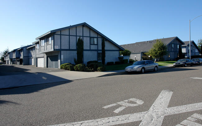 Laurel Townhome Apartments in Lompoc, CA - Building Photo - Building Photo