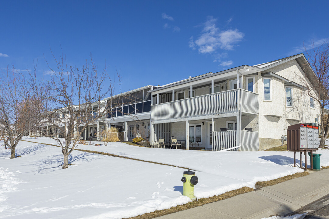 Arbour Cliff in Calgary, AB - Building Photo