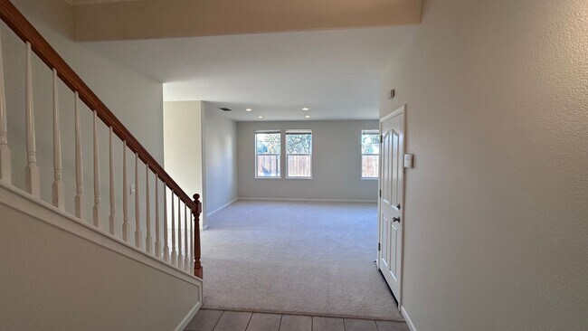 1146 Cabanel Ln in Patterson, CA - Building Photo - Building Photo