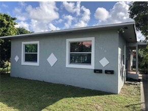 1610 NW 66th St in Miami, FL - Foto de edificio - Building Photo