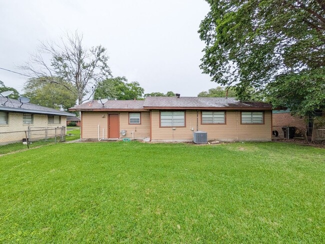 9225 Shepherd Dr in Beaumont, TX - Building Photo - Building Photo