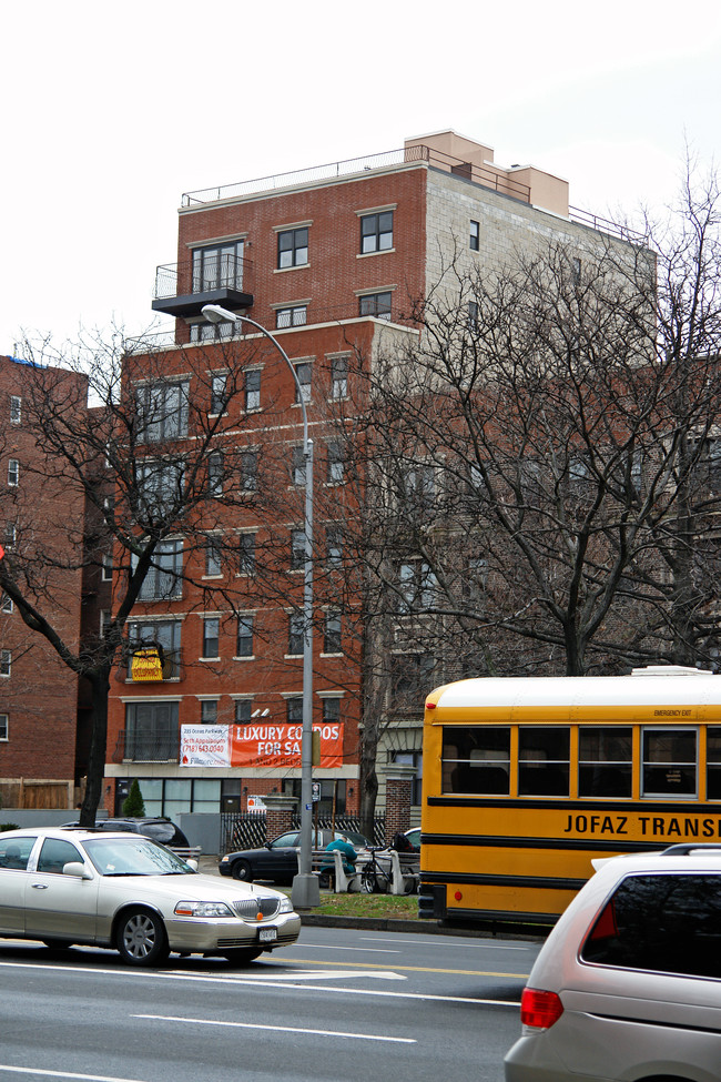 235 Ocean Pky in Brooklyn, NY - Foto de edificio - Building Photo