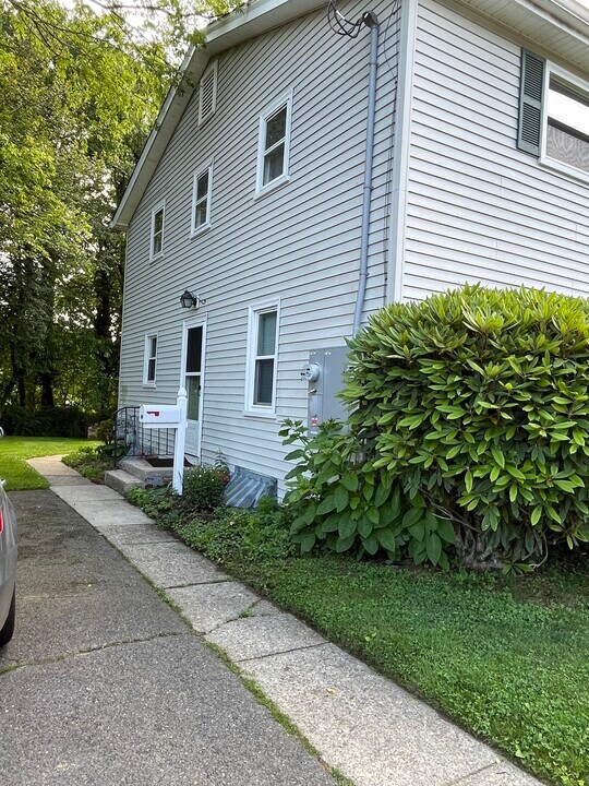 19 Bloomfield Dr, Unit 1 in Fairfield, CT - Building Photo