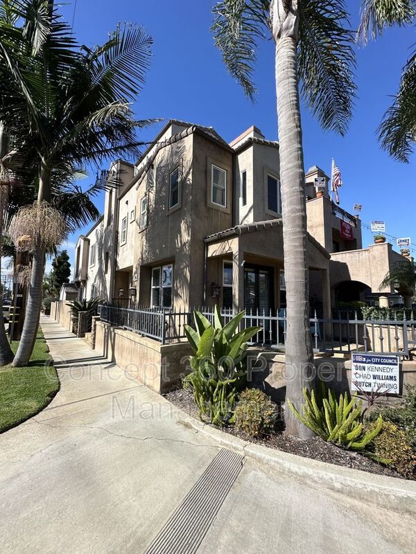 901 Huntington St in Huntington Beach, CA - Foto de edificio - Building Photo