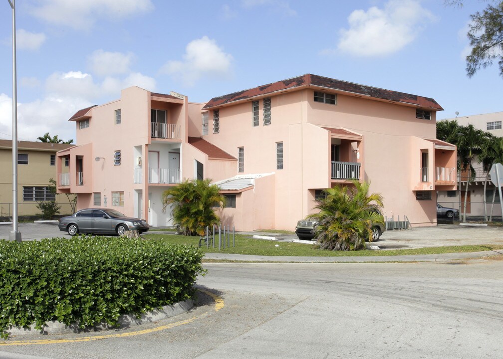 401 NE 121st St in North Miami, FL - Building Photo