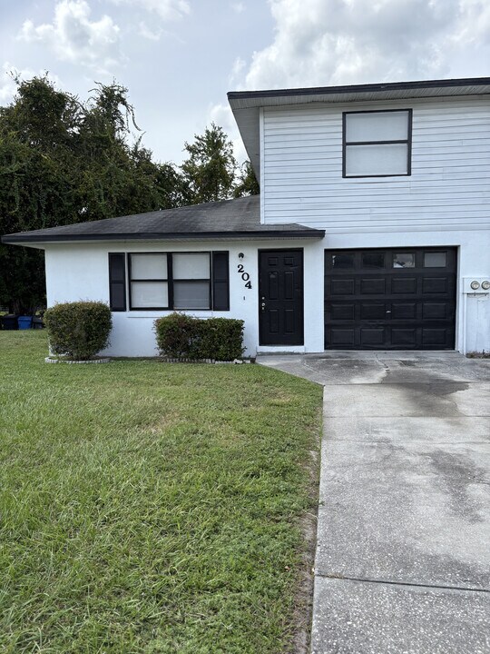 204 Mary Catherine Ct in Lakeland, FL - Foto de edificio