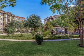 Palacio Del Sol I & II Senior Apartments in San Antonio, TX - Foto de edificio - Building Photo