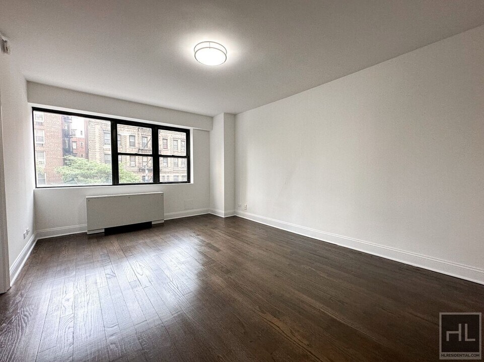 E 16 ST in New York, NY - Building Photo