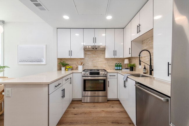 555 Innes Ave, Unit #310 in San Francisco, CA - Building Photo - Building Photo