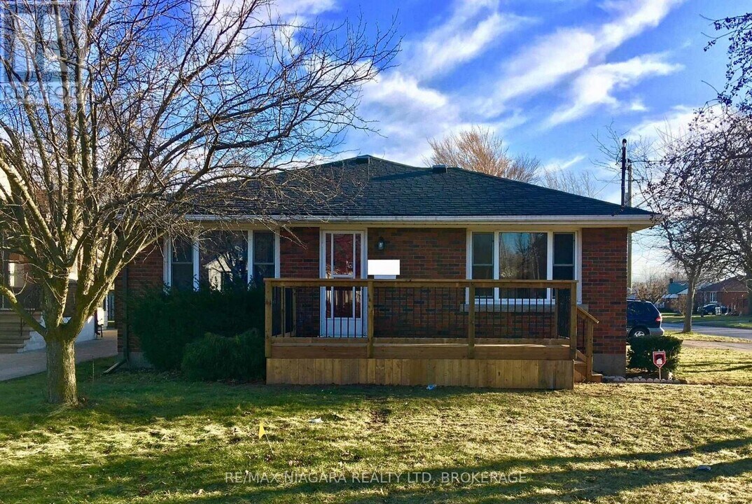 6100 Dixon St in Niagara Falls, ON - Building Photo