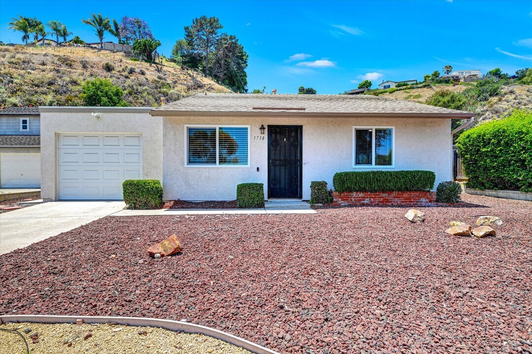 1738 Hanford Dr in San Diego, CA - Building Photo