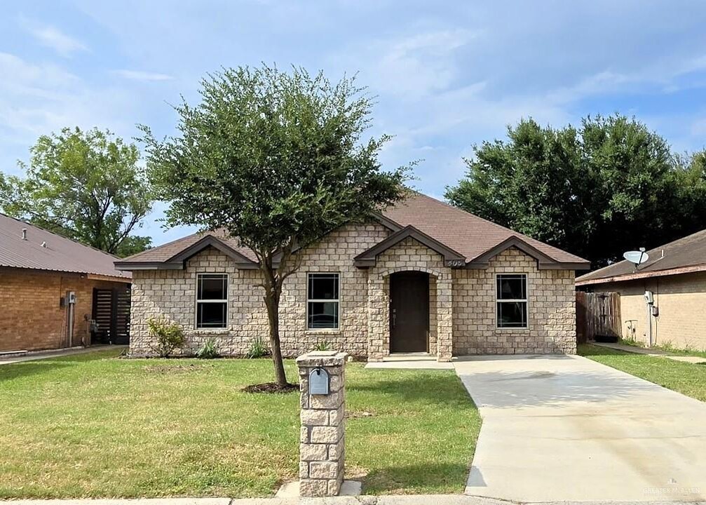 405 Guayavitos Ln in San Juan, TX - Building Photo