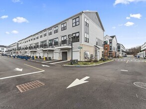 715 Parker Blvd in West Windsor Township, NJ - Foto de edificio - Building Photo