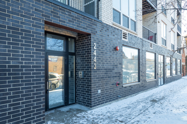 2435 N Western Ave in Chicago, IL - Foto de edificio - Building Photo