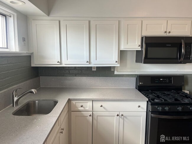 110 Oak Tree Ave in South Plainfield, NJ - Building Photo - Building Photo