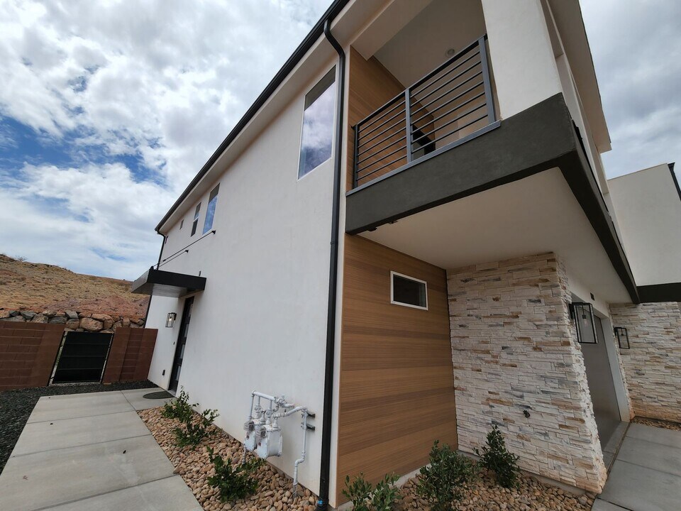 828 E Desert Cactus Dr in Washington, UT - Building Photo