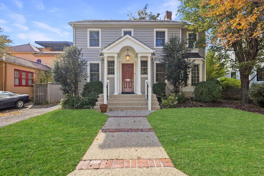 8020 Park Ln in Bethesda, MD - Building Photo