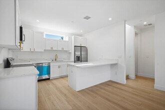 11533 Dronfield Ave in Pacoima, CA - Foto de edificio - Building Photo