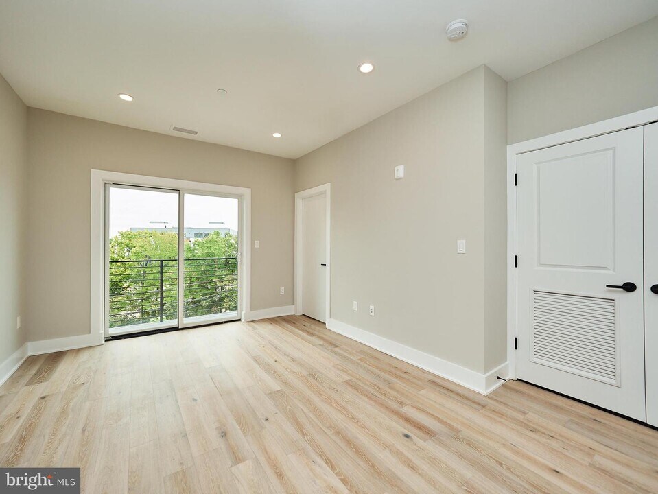 1016 17th Pl NE-Unit -203 in Washington, DC - Building Photo