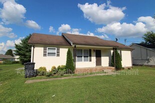 1920 Timberline Cir in Oak Grove, KY - Building Photo