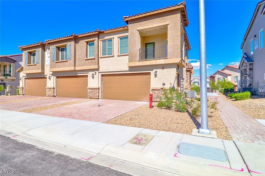 216 Callen Falls Ave in Henderson, NV - Building Photo