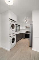 2033 N Beachwood Drive in Los Angeles, CA - Building Photo